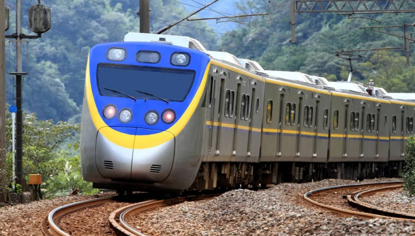 How Do Trains Turn Without a Steering Wheel? Railway Wheel and Wheelset Design Explained